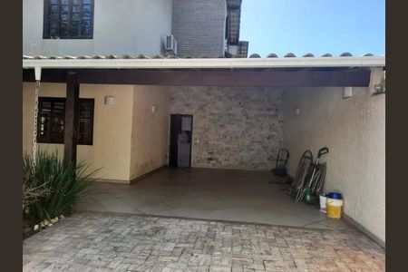 Casa à venda com 1400m², 4 quartos e 4 vagas Casa à venda com 1400m², 4 quartos e 4 vagasÁrea externa