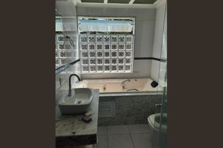 Casa à venda com 1400m², 4 quartos e 4 vagas Casa à venda com 1400m², 4 quartos e 4 vagasBanheiro