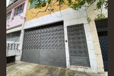 Casa à venda com 150m², 5 quartos e 2 vagas Casa à venda com 150m², 5 quartos e 2 vagasFachada