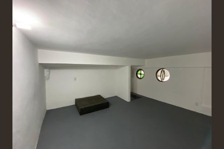 Casa à venda com 150m², 5 quartos e 2 vagas Casa à venda com 150m², 5 quartos e 2 vagasEscritório