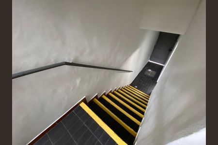 Casa à venda com 150m², 5 quartos e 2 vagas Casa à venda com 150m², 5 quartos e 2 vagasEscada