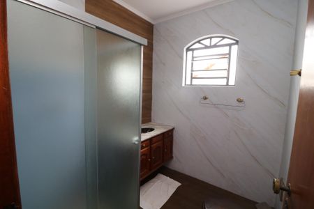 Casa à venda com 247m², 3 quartos e 2 vagasBanheiro