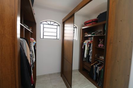 Casa à venda com 247m², 3 quartos e 2 vagasCloset
