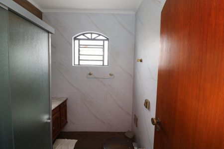 Casa à venda com 247m², 3 quartos e 2 vagasBanheiro