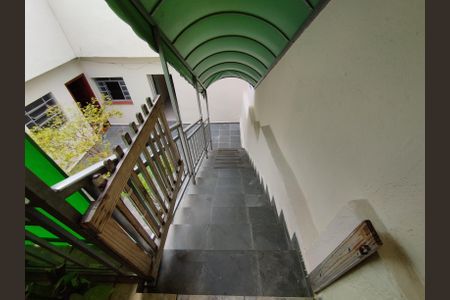 Casa à venda com 200m², 4 quartos e 3 vagas Casa à venda com 200m², 4 quartos e 3 vagasEscada