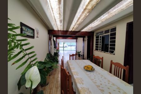 Casa à venda com 200m², 4 quartos e 3 vagas Casa à venda com 200m², 4 quartos e 3 vagasQuintal