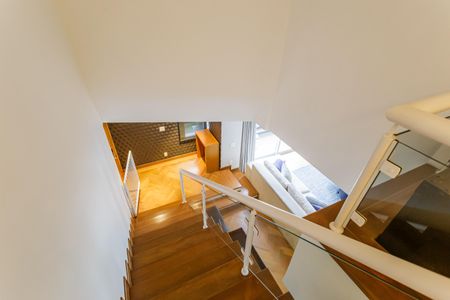 Apartamento para alugar com 130m², 2 quartos e 2 vagas Apartamento para alugar com 130m², 2 quartos e 2 vagasEscada