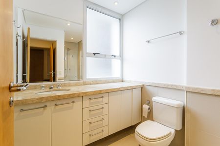 Apartamento para alugar com 130m², 2 quartos e 2 vagas Apartamento para alugar com 130m², 2 quartos e 2 vagasBanheiro da Suíte 1