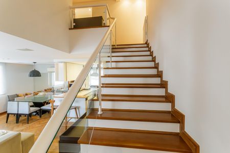 Apartamento para alugar com 130m², 2 quartos e 2 vagas Apartamento para alugar com 130m², 2 quartos e 2 vagasEscada