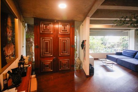 Casa à venda com 490m², 5 quartos e 6 vagasSala