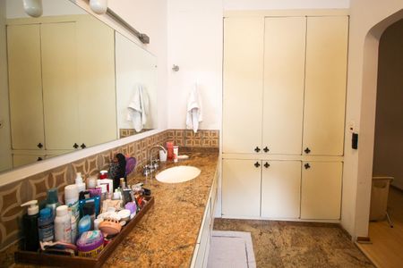 Casa à venda com 490m², 5 quartos e 6 vagasBanheiro da Suíte 1