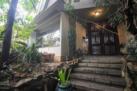 Casa à venda com 490m², 5 quartos e 6 vagasEntrada