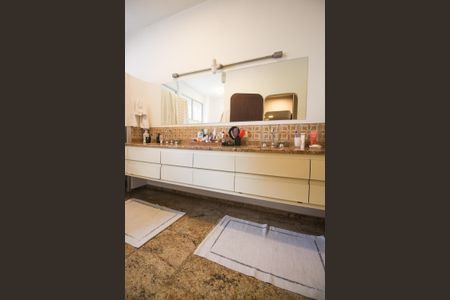 Casa à venda com 490m², 5 quartos e 6 vagasBanheiro da Suíte 1