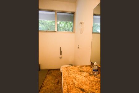 Casa à venda com 490m², 5 quartos e 6 vagasBanheiro da Suíte 2