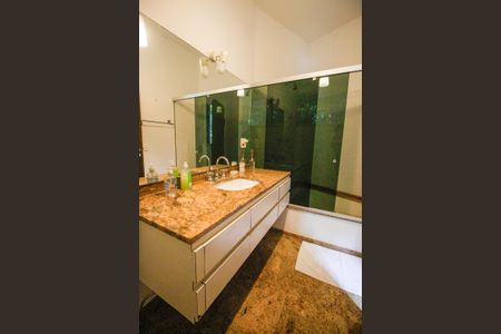 Casa à venda com 490m², 5 quartos e 6 vagasBanheiro da Suíte 2