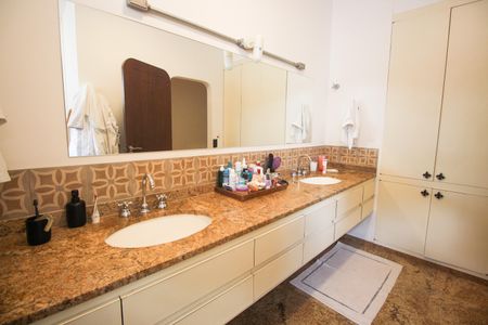 Casa à venda com 490m², 5 quartos e 6 vagasBanheiro da Suíte 1