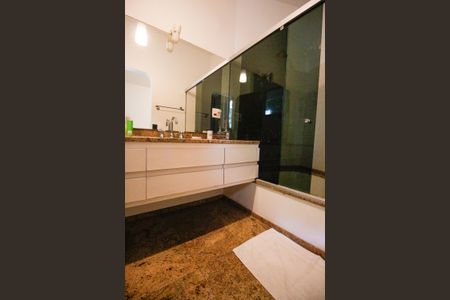 Casa à venda com 490m², 5 quartos e 6 vagasBanheiro da Suíte 2