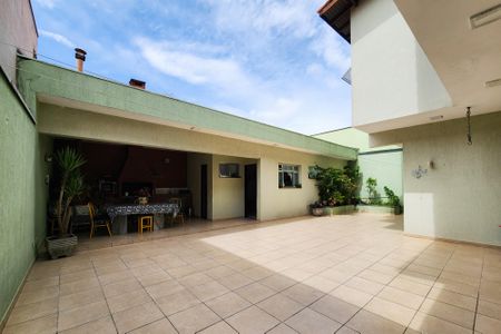 Casa à venda com 346m², 4 quartos e 4 vagas Casa à venda com 346m², 4 quartos e 4 vagasÁrea