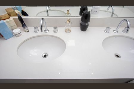 Apartamento à venda com 130m², 3 quartos e 3 vagasBanheiro da Suíte 1