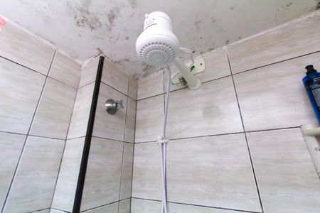 Casa à venda com 69m², 2 quartos e 2 vagas Casa à venda com 69m², 2 quartos e 2 vagasBanheiro