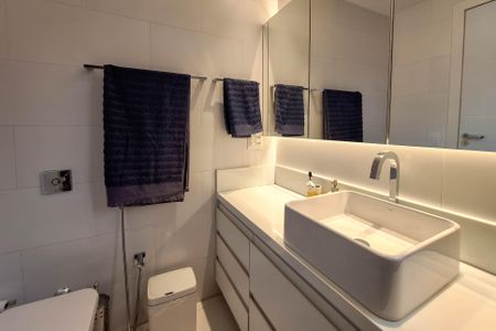 Apartamento à venda com 77m², 2 quartos e 1 vaga Apartamento à venda com 77m², 2 quartos e 1 vagaBanheiro Social