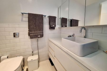 Apartamento à venda com 77m², 2 quartos e 1 vaga Apartamento à venda com 77m², 2 quartos e 1 vagaBanheiro da Suíte 1