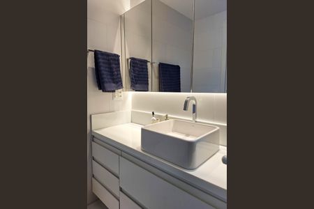 Apartamento à venda com 77m², 2 quartos e 1 vaga Apartamento à venda com 77m², 2 quartos e 1 vagaBanheiro Social