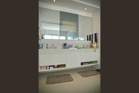 Casa à venda com 370m², 3 quartos e 4 vagasBanheiro Suíte 1 