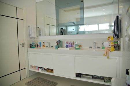 Casa à venda com 370m², 3 quartos e 4 vagasBanheiro Suíte 1 