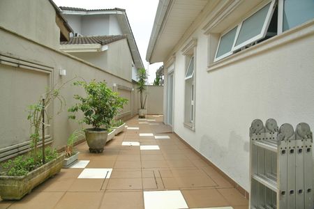 Casa à venda com 370m², 3 quartos e 4 vagasCorredor Lateral 