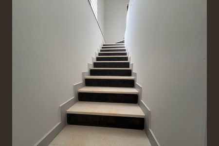 Casa para alugar com 150m², 3 quartos e 3 vagasEscada