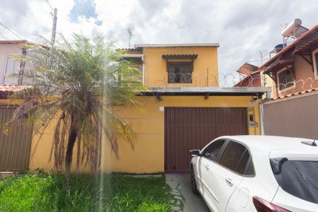 Casa à venda com 150m², 3 quartos e 2 vagas Casa à venda com 150m², 3 quartos e 2 vagasFachada