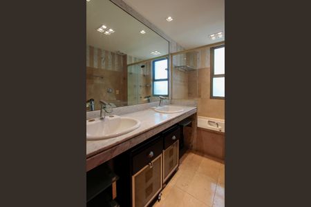 Apartamento à venda com 260m², 4 quartos e 3 vagasBanheiro quarto 1 suíte 