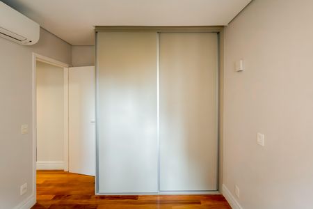 Apartamento à venda com 117m², 3 quartos e 2 vagasQuarto 2 - Armários