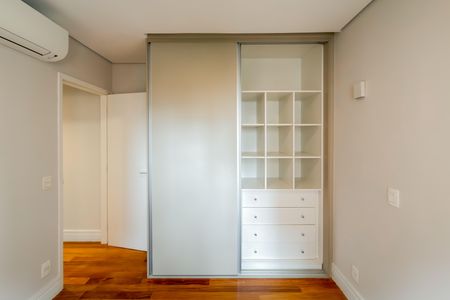 Apartamento à venda com 117m², 3 quartos e 2 vagasQuarto 2 - Armários