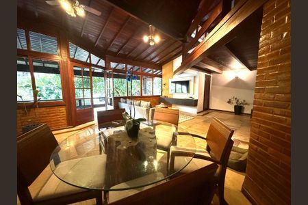 Casa à venda com 4 quartos, 218m² em Itaipu, Niterói