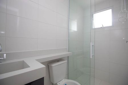 Banheiro de kitnet/studio para alugar com 1 quarto, 32m² em Vila Santa Terezinha (zona Norte), São Paulo