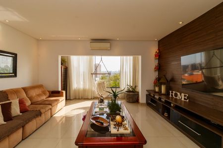 Casa à venda com 420m², 5 quartos e 6 vagasSala