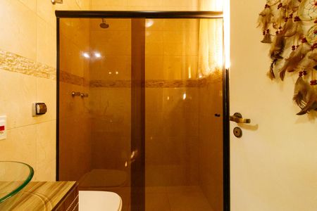 Casa à venda com 420m², 5 quartos e 6 vagasBanheiro da Suíte 2