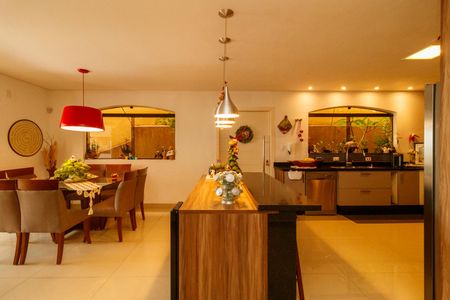 Casa à venda com 420m², 5 quartos e 6 vagasCozinha e Sala de Jantar