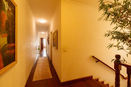 Casa à venda com 420m², 5 quartos e 6 vagasCorredor dos quartos