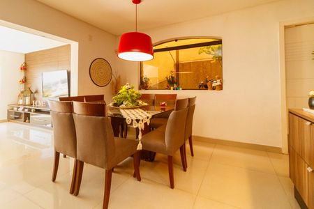 Casa à venda com 420m², 5 quartos e 6 vagasCozinha e Sala de Jantar