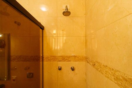 Casa à venda com 420m², 5 quartos e 6 vagasBanheiro da Suíte 2