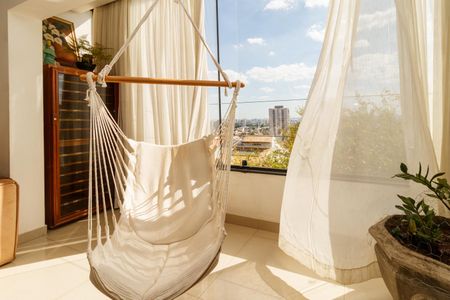 Casa à venda com 420m², 5 quartos e 6 vagasSala