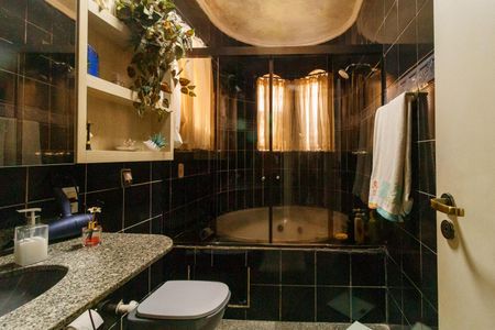 Casa à venda com 420m², 5 quartos e 6 vagasBanheiro da Suíte