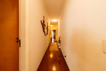 Casa à venda com 420m², 5 quartos e 6 vagasCorredor dos quartos