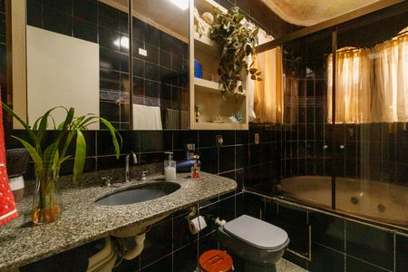 Casa à venda com 420m², 5 quartos e 6 vagasBanheiro da Suíte