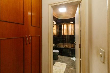 Casa à venda com 420m², 5 quartos e 6 vagasBanheiro da Suíte