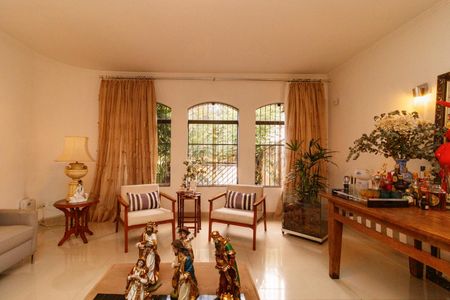 Casa à venda com 420m², 5 quartos e 6 vagasSala