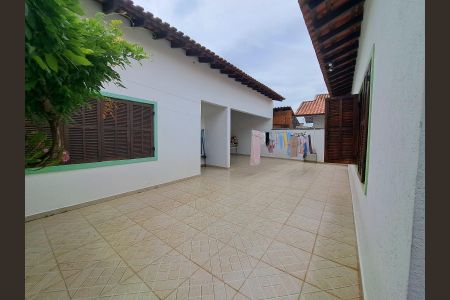 Casa à venda com 136m², 3 quartos e 2 vagas Casa à venda com 136m², 3 quartos e 2 vagasEdícula